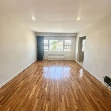Image 4 - 15-63 Murray Street, New York, NY 11357, USA - Apartment for rent