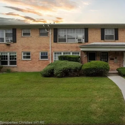 Buy this 1 bed condo on 2527 W 13 Mile Rd in Royal Oak, Michigan