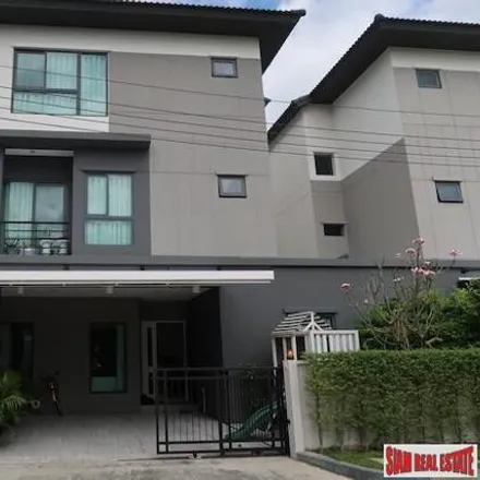 Rent this 3 bed duplex on Kanchanaphisek Road Outer Service Road in Saphan Sung District, Bangkok 12040