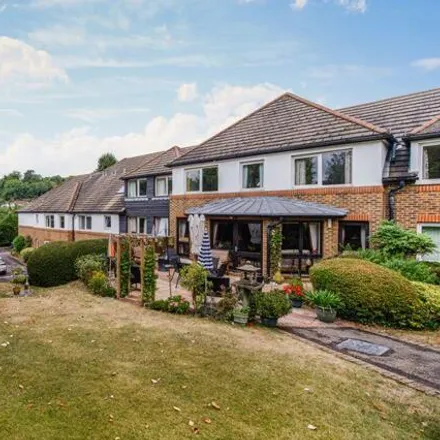 Image 1 - Beechwood Gardens, Tandridge, CR3 6NH, United Kingdom - Apartment for sale