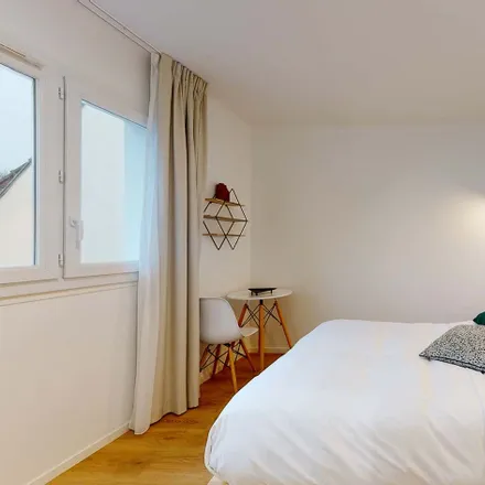 Rent this 11 bed room on 15 Rue des Fossillons in 93170 Bagnolet, France