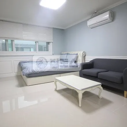 Rent this studio apartment on 서울특별시 강남구 논현동 170-14