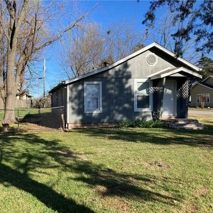 Rent this 2 bed house on 837 South Elm Street in Twin Springs, Siloam Springs