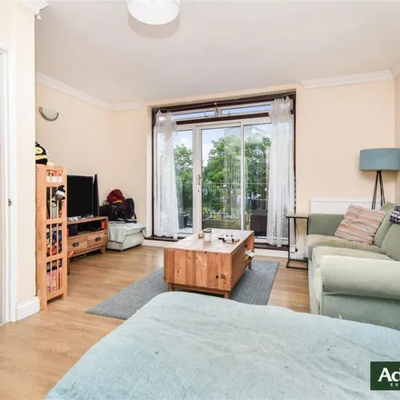 Rent this 3 bed apartment on 1 Station Road in London, N3 2RY