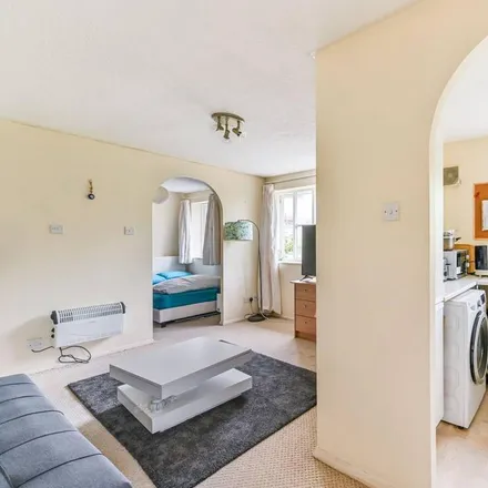 Rent this 1 bed apartment on Chipstead Close in London, SM2 6BE