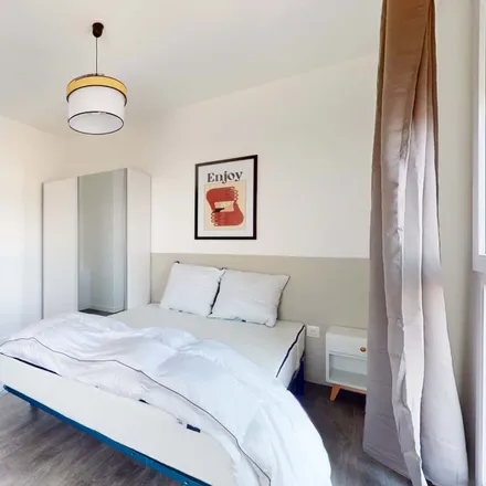 Rent this 6 bed room on Boulevard Auguste Reyers - Auguste Reyerslaan in 1030 Schaerbeek - Schaarbeek, Belgium