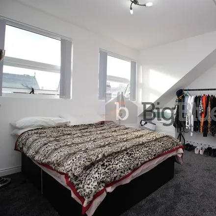 Rent this 5 bed townhouse on Elizabeth Street in Leeds, LS6 1JF