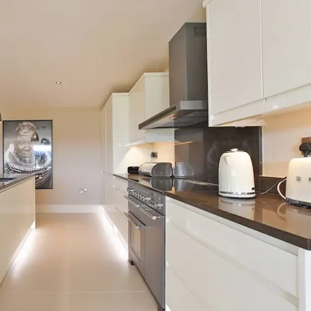 Rent this 3 bed apartment on Holmesfield in S18 7WT, United Kingdom