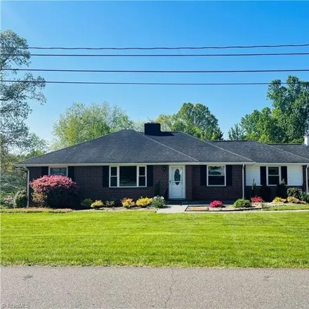 Image 1 - 127 Pineview Drive, Mount Airy, NC 27030, USA - House for sale