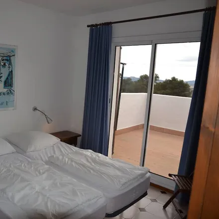 Rent this 3 bed duplex on Consell Municipal de l'Estartit in Carrer del Port, 25