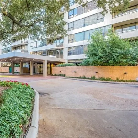 Buy this 2 bed condo on Fourteen Greenway Plaza in Portsmouth Street, Houston