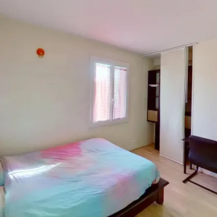 Rent this 3 bed apartment on 49 Avenue de l'Abbé Roger Derry in 94400 Vitry-sur-Seine, France