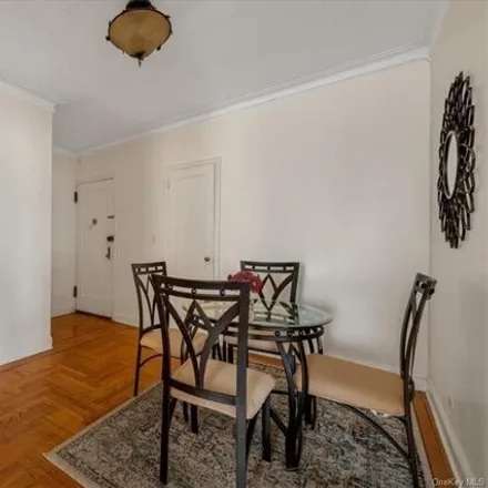 Image 3 - 601 Pelham Parkway North, New York, NY 10467, USA - Apartment for sale