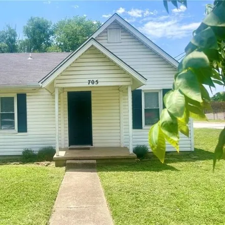 Buy this 2 bed house on 705 South Church Avenue in Fayetteville, AR 72701
