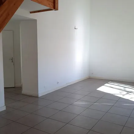 Rent this 4 bed apartment on 4 Rue des Lieutenants Thomazo in 40100 Dax, France