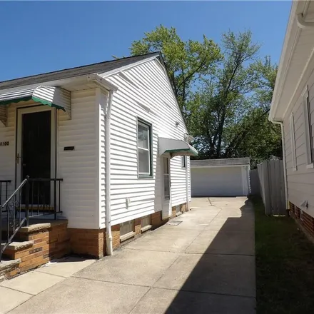Image 3 - 16100 Ramage Avenue, Maple Heights, OH 44137, USA - House for sale