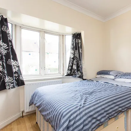 Rent this 5 bed room on 1 Duncan Grove in London, W3 7NN
