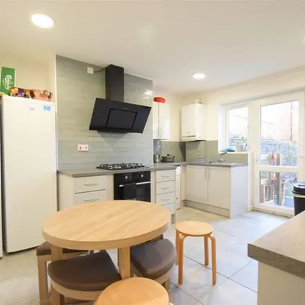 Rent this 6 bed townhouse on 62 Teignmouth Road in Selly Oak, B29 7AZ