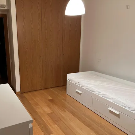 Rent this 2 bed room on Consultório Venterinário Lisboa-Sintra in Rua Ernesto Melo Antunes 7, 2700-002 Amadora