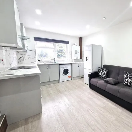 Image 3 - 21 Carlisle Gardens, London, IG1 3SN, United Kingdom - Apartment for rent