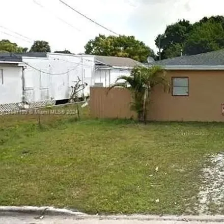 Buy this studio house on 762 North 20th Street in Fort Pierce, FL 34950