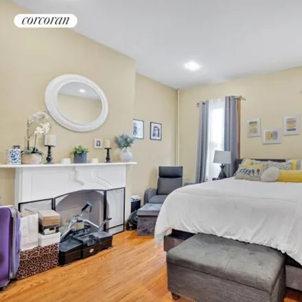 Image 2 - 195 Huron Street, New York, NY 11222, USA - Townhouse for sale