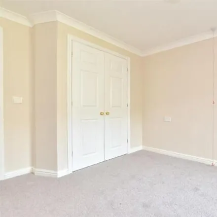 Image 8 - Lower Mead, Redhill, RH1 2FG, United Kingdom - Apartment for sale