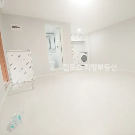 Rent this studio apartment on 서울특별시 강남구 청담동 11-38