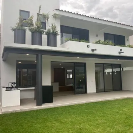 Buy this 4 bed house on Paraíso Country Club in Calzada Primaveras, Fraccionamiento Paseos del Río