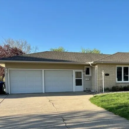 Buy this 5 bed house on 571 Lee Drive in Le Mars, IA 51031
