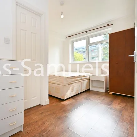 Rent this 4 bed apartment on Cook's Road in London, SE17 3NG