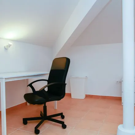 Rent this 8 bed apartment on Rua das Laranjeiras 5 in 3030-004 Coimbra, Portugal