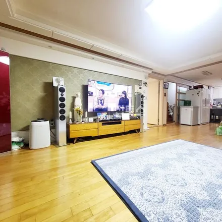 Rent this 3 bed apartment on 서울특별시 송파구 송파동 26-8
