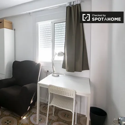 Rent this 4 bed room on Carrer de la Maçanera in 5, 46010 Valencia