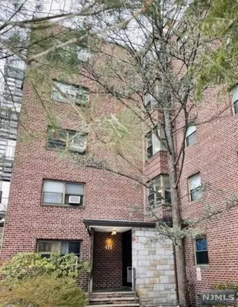 Rent this studio house on 325 Park Place in Linwood, Fort Lee