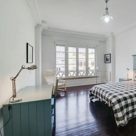 Rent this 6 bed room on Av. Praia da Vitória