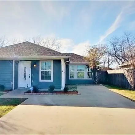 Rent this 3 bed house on 1614 S Montgomery St in Sherman, Texas