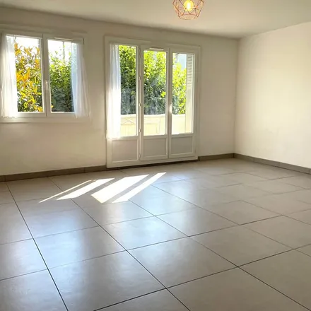 Rent this 3 bed apartment on 11 Rue Eugène Sue in 38100 Grenoble, France
