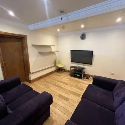 Rent this 3 bed apartment on Richmond Avenue in Leeds, LS6 1BZ