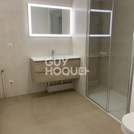 Rent this 4 bed apartment on 47 Rue Horace Vernet in 92130 Issy-les-Moulineaux, France