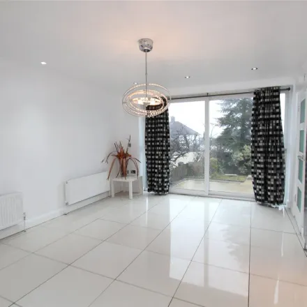 Image 2 - 22 Gallants Farm Road, Oakleigh Park, London, EN4 8ER, United Kingdom - Apartment for rent