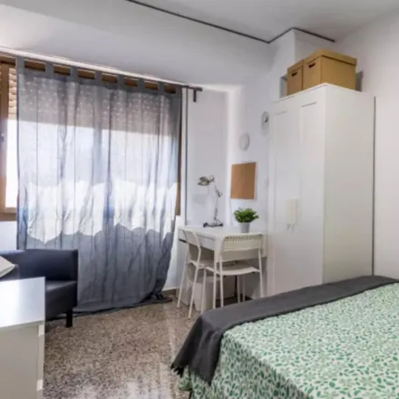 Rent this 5 bed room on Avinguda del General Avilés in 6, 46015 Valencia