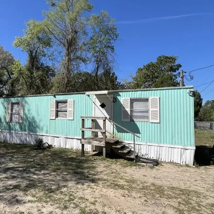 Buy this studio apartment on 145 Hilltop Trail in Putnam County, FL 32189