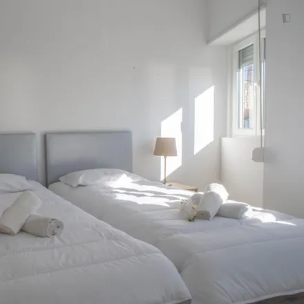 Rent this 3 bed room on Rua de Delfim Maia in 4200-330 Porto, Portugal