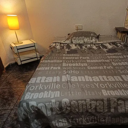 Rent this 4 bed room on Celler de l'Abi in Carrer de Mandoni, 08001 Barcelona