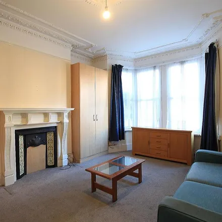 Image 2 - Avonwick Road, London, TW3 4DY, United Kingdom - Townhouse for rent