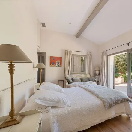 Rent this 3 bed house on Saint-Rémy-de-Provence - Les Longues in D 31, 13210 Saint-Rémy-de-Provence