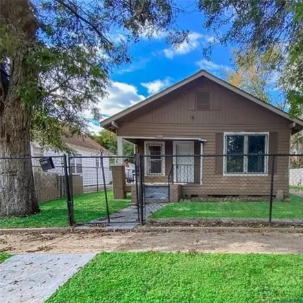 Buy this 2 bed house on 1305 Pine St in Baytown, Texas