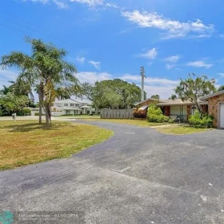 Image 2 - 2270 Northeast 29th Street, Lighthouse Point, FL 33064, USA - House for sale