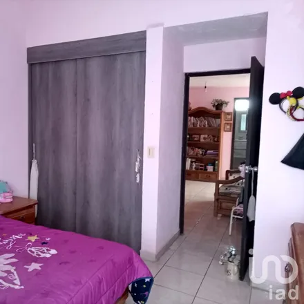 Buy this 4 bed house on Calle Quimeret 219 in U Esfuerzo Popular, 37258 León